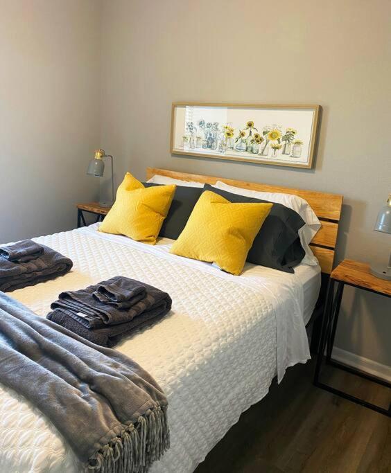 The Delores - 2 Bedroom Apt In Quilt Town, Usa Hamilton Bagian luar foto