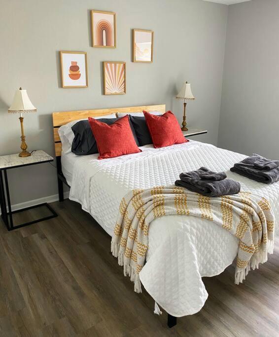 The Delores - 2 Bedroom Apt In Quilt Town, Usa Hamilton Bagian luar foto