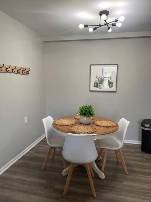 The Delores - 2 Bedroom Apt In Quilt Town, Usa Hamilton Bagian luar foto