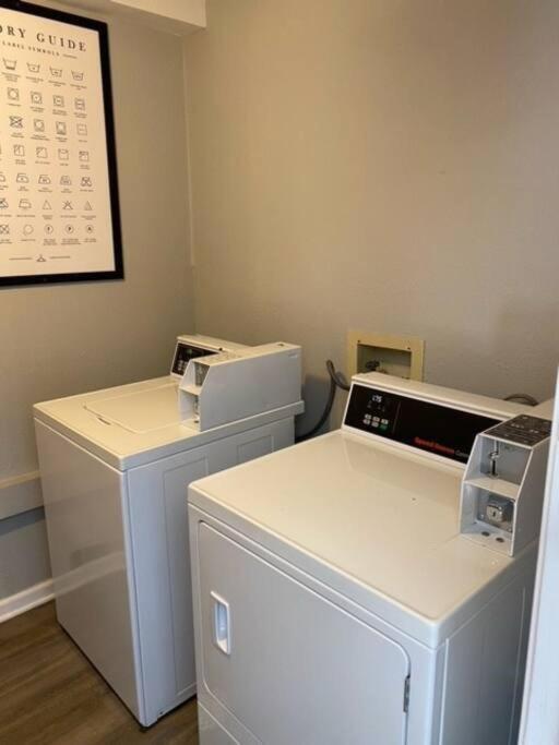 The Delores - 2 Bedroom Apt In Quilt Town, Usa Hamilton Bagian luar foto